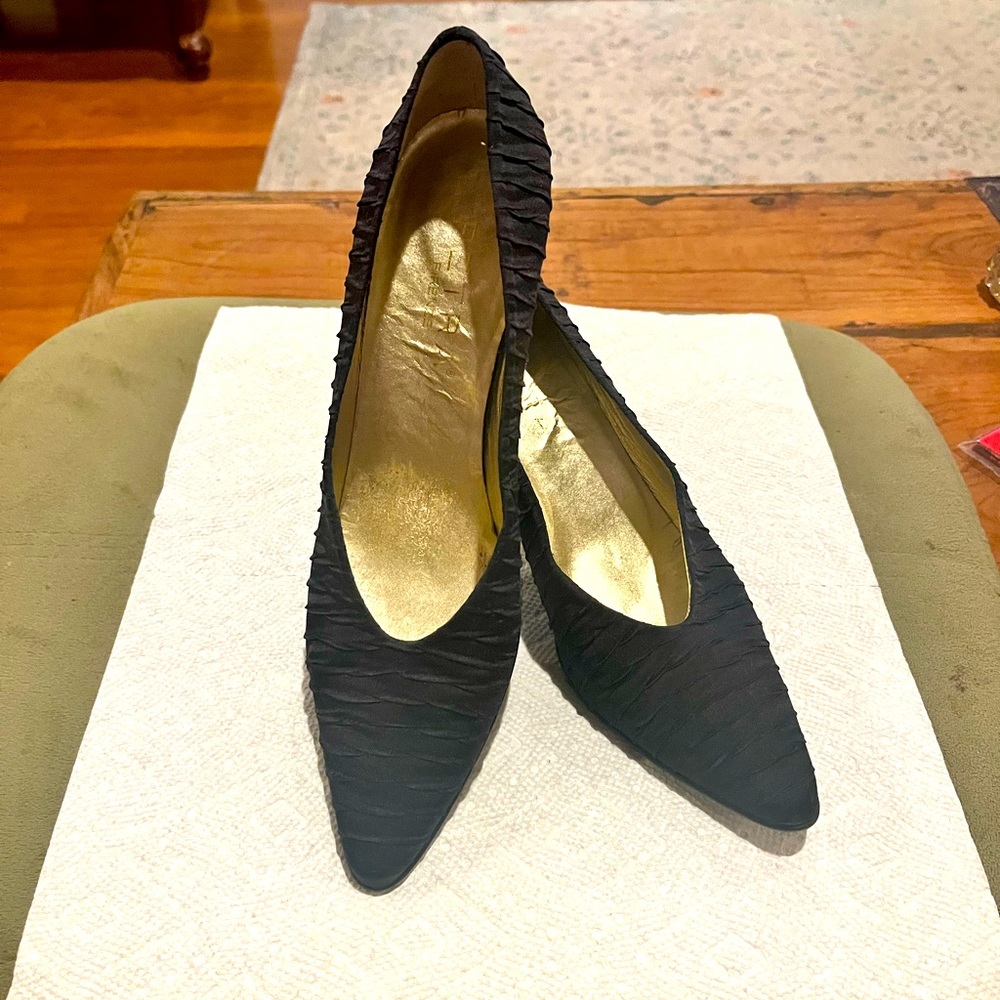 Petra Firenze Italian Fabric Covered Leather women shoes Pumps Sz7 Narrow Black